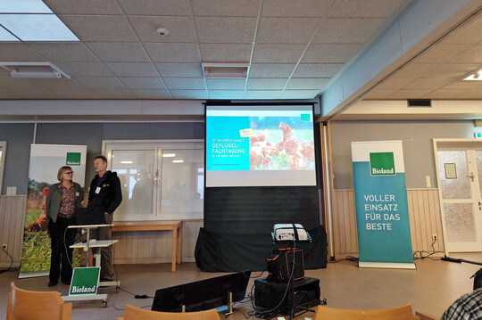 Die 30. Bioland-Gefl�geltagung fand am 5. und 6 Februar 2026 in Kiel statt. Links im Bild Annette St�nke, Gesch�ftsf�hrerin der Bioland-Landesverb�nde Schleswig-Holstein, Hamburg und Mecklenburg-Vorpommern im Gespr�ch mit Dr. Ulrich Schumacher, Referent Tierhaltung bei Bioland e.V. 