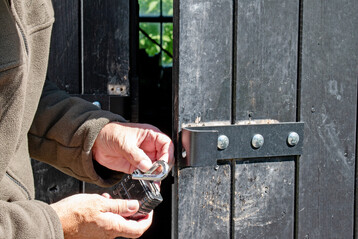 T�r mit Einbruchsspuren. Ihre St�lle sollten Sie besser sichern.