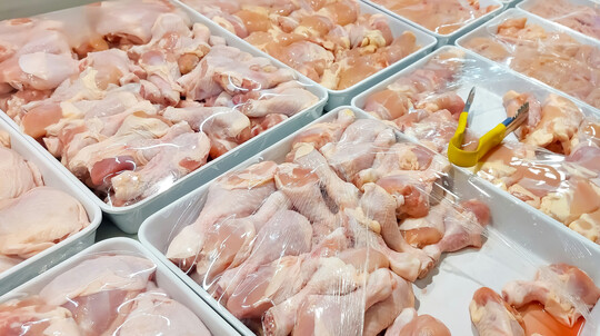 Geflügelfleisch gewinnt im deutschen Fleischmarkt weiter an Bedeutung. Vor allem jüngere Verbraucher greifen häufiger zu Hähnchenprodukten.