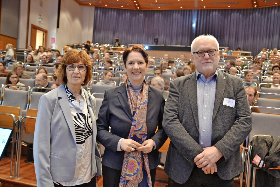 Befassten sich auf einem Symposium in Essen am 25. Februar 2026 mit der Bek�mpfung der Gefl�gelpest: LAVE-Pr�sidentin Jaqueline Rose-Luther, NRW-Ministerin Silke Gori�en, BbT-Vizepr�sident Dr. Arno Piontkowski (v.l.n.r.).