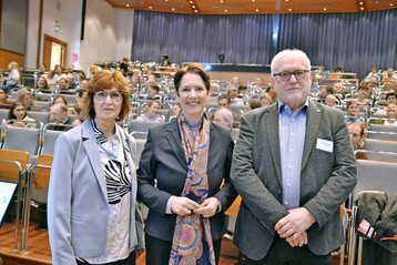 Befassten sich auf einem Symposium in Essen am 25. Februar 2026 mit der Bekämpfung der Geflügelpest: LAVE-Präsidentin Jaqueline Rose-Luther, NRW-Ministerin Silke Gorißen, BbT-Vizepräsident Dr. Arno Piontkowski (v.l.n.r.).