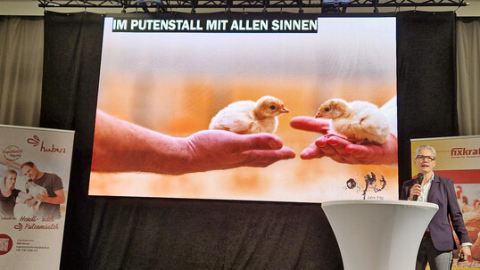 Veterin�rin Magdalena De Souza-Pilz von der S�ddeutschen Truthahn AG zeigte praxisnah, wie wichtig die bewusste Wahrnehmung und gesch�rfte Sinne im und um den Putenstall sind. 