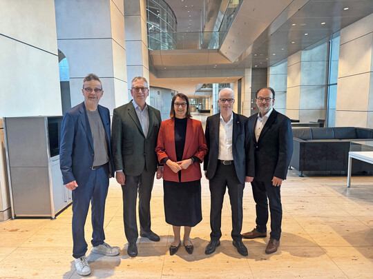 Diskussion �ber Essgewohnheiten und Verbraucherwahrnehmung im Bundestag: Beim politischen Fr�hst�ck der Heinz Lohmann Stiftung stellten Jens L�nneker (rheingold salon), Reinhard Grandke (Heinz Lohmann Stiftung), Franziska Kersten (SPD-Bundestagsfraktion), Peter Wesjohann (PHW-Gruppe) und Thomas Ellrott (Universit�t G�ttingen) aktuelle Studienergebnisse vor und diskutierten deren Bedeutung f�r Ern�hrung und Lebensmittelwirtschaft.