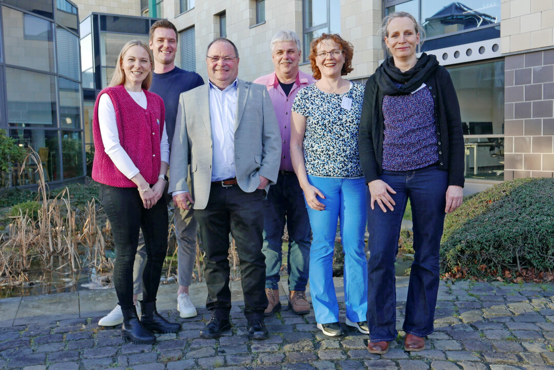 Sie hatten interessante Infos im Gep�ck: v.l.n.r. Tina Gro� und Patrick Fritz, TLC Landgefl�gel GmbH; Guido Andres, GWV-Vorsitzender; J�rgen Himmel, TLC Landgefl�gel GmbH; Helga Futterknecht, GWV-Gesch�ftsf�hrerin; Dr. Birgit Spindler; Stiftung Tier�rztliche Hochschule Hannover.