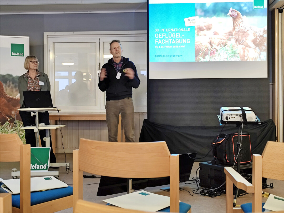 Die 30. Bioland-Gefl�geltagung fand 2026 in Kiel statt. Rechts im Bild Dr. Ulrich Schumacher, Fachreferent f�r Tierhaltung beim Bioland-Verband. 