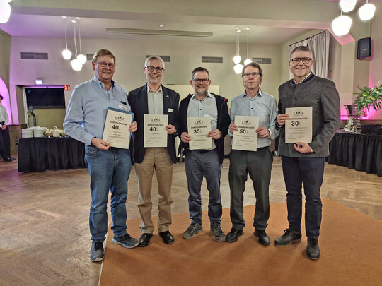 Die ausgezeichneten „WPSA-Jubilare“ v. l.: Ludger Feldhaus, Prof. Michael Grashorn, Prof. Klaus Reiter, Prof. Werner Bessei, Dr. Thomas Janning.