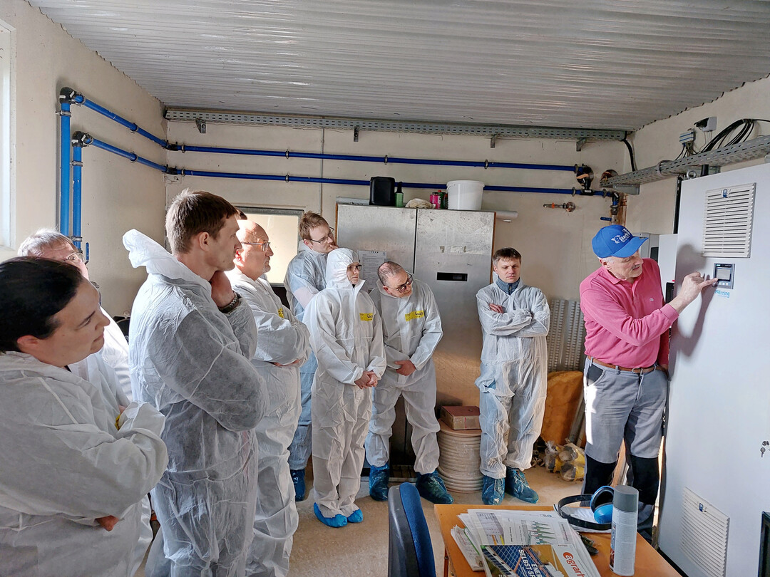 Der Arbeitskreis „Legehennen Franken“ bekam im Rahmen einer Exkursion zum Betrieb Niedermeyer in Neuhof bei Dettelbach einen Einblick konkrete Lösungen für Stromspeicher und Notstromversorgung im Stall.