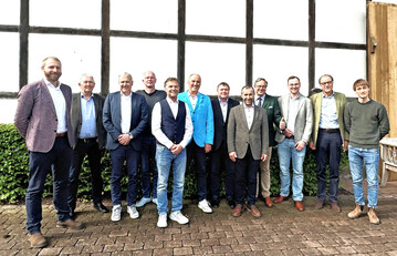 Der neu gew�hlte Vorstand des Bundesverbandes Ei, v.�l.: Christoph H�sing, Eckhard Thale, Hartmut Lohse, Ingo Harsmann, Christoph H�nig, Hermann-Josef Hennes, Peter Klindworth, Robert Schmack, BVEi-Vorsitzender Hans-Peter Goldnick, Johannes Middendorf, Hans Thomas Freiherr von Meerheimb, Jeremias Ehmann. Auf dem Foto fehlt Ronald van Beek.