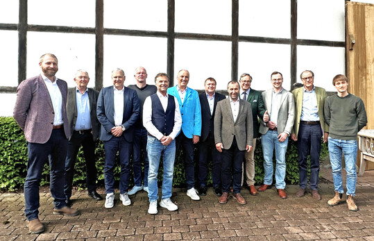 Der neu gew�hlte Vorstand des Bundesverbandes Ei, v.�l.: Christoph H�sing, Eckhard Thale, Hartmut Lohse, Ingo Harsmann, Christoph H�nig, Hermann-Josef Hennes, Peter Klindworth, Robert Schmack, BVEi-Vorsitzender Hans-Peter Goldnick, Johannes Middendorf, Hans Thomas Freiherr von Meerheimb, Jeremias Ehmann. Auf dem Foto fehlt Ronald van Beek.