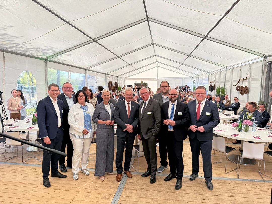 Auf seiner Jubil�umsfeier konnte das AEF Bundeslandwirtschaftsminister Alois Rainer (5. v. l.) und die Parlamentarische Staatssekret�rin Silvia Breher (4. v. l.) begr��en.