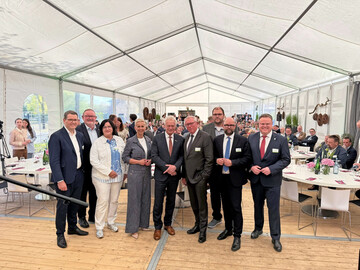 Auf seiner Jubil�umsfeier konnte das AEF Bundeslandwirtschaftsminister Alois Rainer (5. v. l.) und die Parlamentarische Staatssekret�rin Silvia Breher (4. v. l.) begr��en.