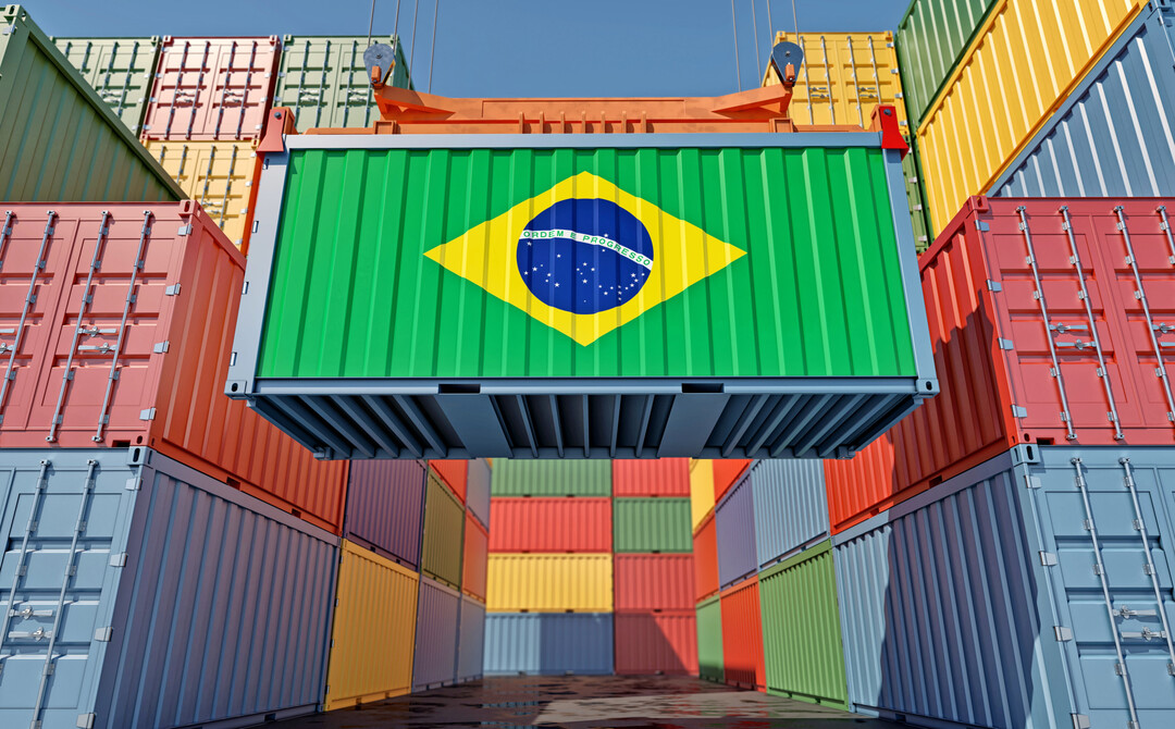 Versandcontainer mit brasilianischer Flagge.