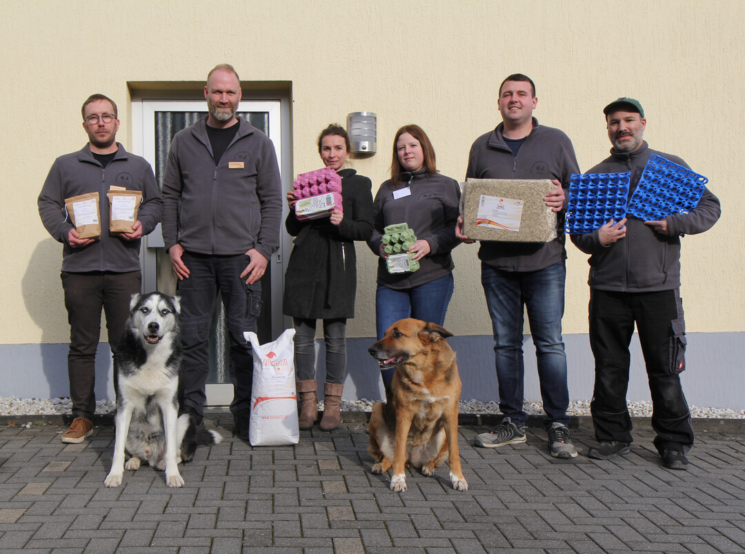 Meik Klose (l.) und Daniel Debus (2. v. l.) haben sich mit ihrem Online-Versand nicht nur auf Eierschachteln, sondern auf das gesamte Zubehr rund ums Huhn spezialisiert. Insgesamt umfasst das eierschachteln.de-Team 30 Mitarbeiter.