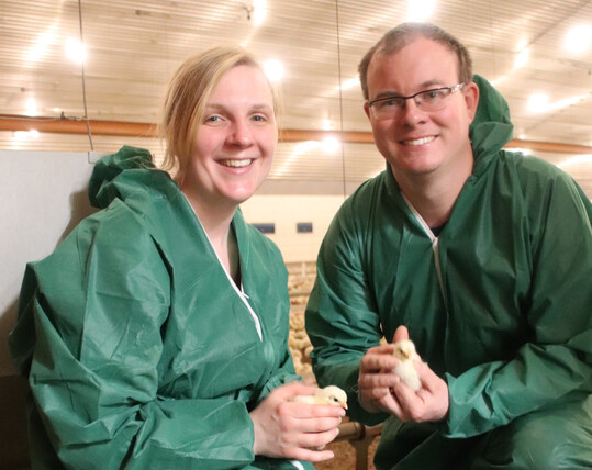 Sarah Helfrich und Kristian Oetker im Hhnchenstall.
