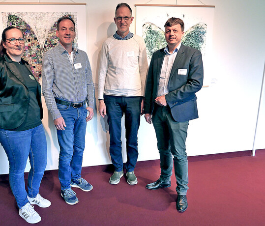 Diese Geflügelhalterinnen und -halter berichteten von ihren Erfahrungen im Projekt: v.l.n.r.: Antje Beese, Bio-Putenhalterin aus Zieslübbe, MV; Thomas Strauß, Legehennenhalter aus Geiselhöring, BY; Peter Vollmers, Hähnchenmäster aus Stade, NS; Henning Meyer, Putenhalter aus Hoyerhagen, NS.