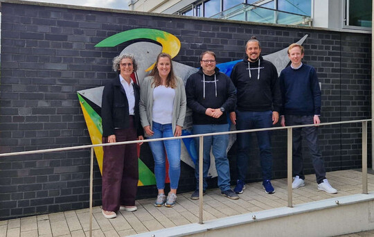 Freuen sich ber die Kooperation mit FarmInsect (v. li.): Dr. Elke Mller-Mussmann (Bereichsleitung Futtermittel GmbH), Sonja Hagemann (Projektleitung Flyvis Farming), Wolfgang Westermeier, Thomas Kuehn (beide Geschftsfhrer FarmInsect) und Julian Hanhart (Projektmanager Futtermittelspezialprodukte (FSP)).