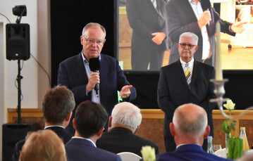 Niedersachsens Ministerprsident Stephan Weil sprach auf der Jubilumsveranstaltung 30 Jahre NGW am 5. Juni 2024 in Ganderkesee. Zu seiner rechten Seite: NGW-Vorsitzender Friedrich-Otto Ripke.