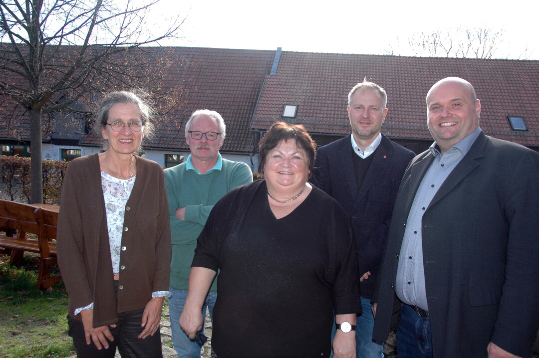 Der neue Vorstand mit der
scheidenden Vorsitzenden (v. l.):
Dr. Christine Ahlers, Dr. Heiko
Bonsack (Tierarztpraxis Dr.
Bonsack/Hhnerwelt Vital
GmbH), Annerose Blttner,
Ludwig Schultz (Safu Agrar
Handelsgesellschaft Salzfurtkapelle
mbH & Co. KG) und Silvio
Schmidt. Es fehlen Frank Wolfram
(Geflgelhof Thierbach GmbH)
und Axel Spindler (Landei Ilmtal
GmbH).