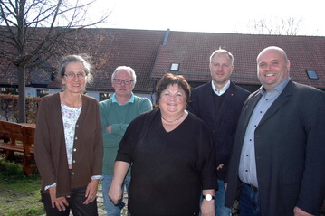 Der neue Vorstand mit der
scheidenden Vorsitzenden (v. l.):
Dr. Christine Ahlers, Dr. Heiko
Bonsack (Tierarztpraxis Dr.
Bonsack/Hhnerwelt Vital
GmbH), Annerose Blttner,
Ludwig Schultz (Safu Agrar
Handelsgesellschaft Salzfurtkapelle
mbH & Co. KG) und Silvio
Schmidt. Es fehlen Frank Wolfram
(Geflgelhof Thierbach GmbH)
und Axel Spindler (Landei Ilmtal
GmbH).