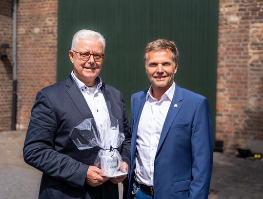 Friedrich-Otto Ripke (links), scheidender Vorstand des KAT e.V. mit seinem Nachfolger Christoph Hnig.