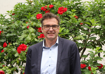 Philipp Beckhove fhrt zusammen mit seiner Frau Marion Beckove und seinen drei Kindern in 9. Generation einen landwirtschaftlichen Betrieb in Senden, NRW. Die betrieblichen Schwerpunkte sind dabei Schweinemast, Hhnchenmast, Ackerbau sowie Energiegewinnung ber Biogas und Photovoltaik. 