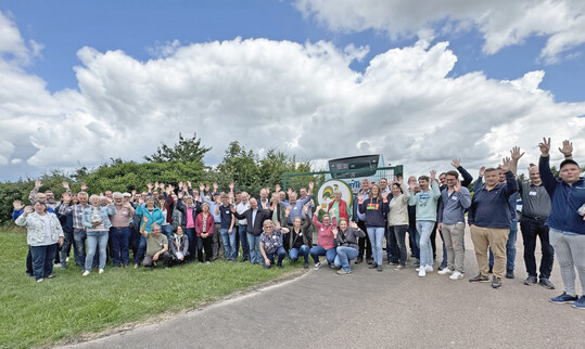 Ein Bus voller Geflgelexperten besuchte die Elterntierhaltung von Wimex in Sachsen-Anhalt.