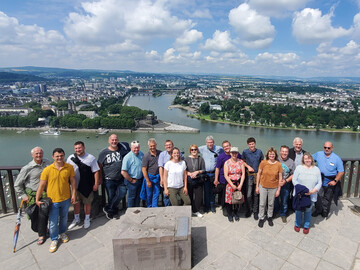 Die Teilnehmer der Lehrfahrt vor dem Rhein.