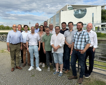 Die Mitglieder des Bundesverbandes Buerlicher Gnsehaltung e. V. (BBG) trafen sich am 11. Juli 2024 zu ihrer Jahreshauptversammlung in der Hauptstadt Berlin. Neben den Themen Marktentwicklung und Avirer Influenza wurden auch die Agri PV Tier sowie die Vergrmung von Beutegreifern diskutiert.