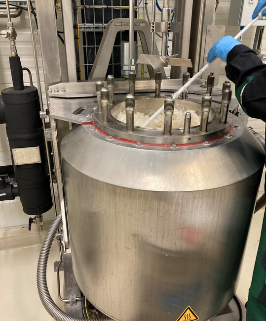 Am Fraunhofer CBP wurde das Verfahren in einen greren Mastab skaliert und es wurden mehrere Kilogramm Hhnerfedern verarbeitet.