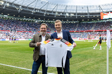 Dr. Ingo Stryck, Leiter Marketing bei der PHW-Gruppe, und Dr. Holger Blask, Vorsitzender der Geschftsfhrung der DFB GmbH & Co.KG.