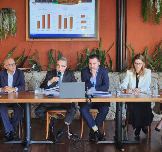 ABPA-Prsident Ricardo Santin (im Bild: 2. v. l.) prsentierte aktuelle Prognosen fr die Geflgelfleisch- und Eiererzeugung in Brasilien.
