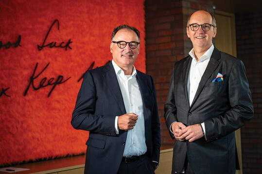 Bernd Meerpohl (rechts) bernimmt zum 1. Oktober 2024 die Leitung der Big Dutchman AG von Dr. Frank Hiller.