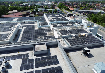 Solarpaneele auf dem Dach der Oldenburger Geflgelspezialitten in Lohne.