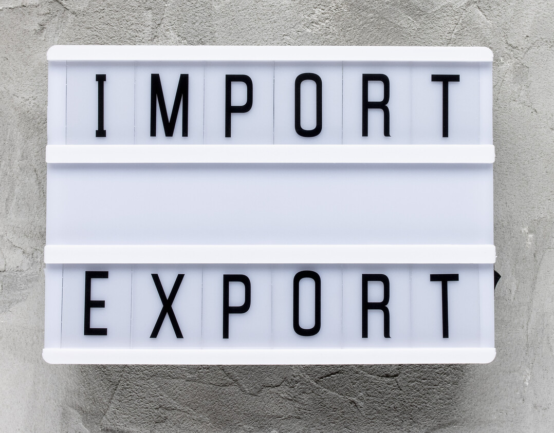 Deutschland hat im ersten Halbjahr 2024 deutlich mehr Geflgelfleisch importiert als exportiert.