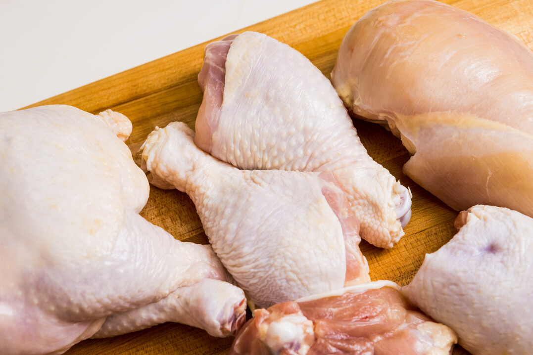 Rohes Geflügelfleisch erfordert bei der Zubereitung und Lagerung besondere hygienische Sorgfalt.