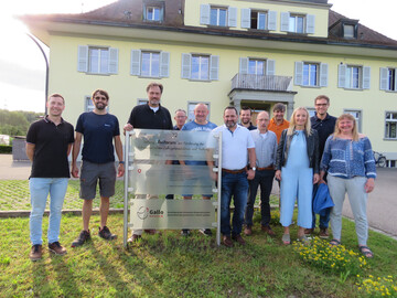Besucherdelegation aus Kitzingen zusammen mit dem Team des Aviforum vor deren Verwaltungsgebude in Zollikofen (Schweiz).