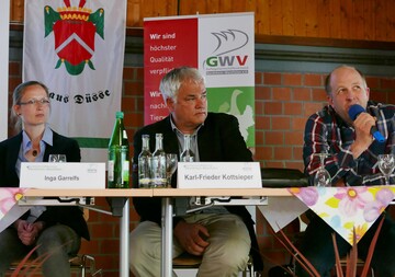 Sie berichteten auf dem NRW-Geflgeltag 2018 ber ihre Erfahrungen bei Legehennen mit intakten Schnbeln, v.l.n.r.: Beraterin Inga Garrelfs, Landesbetrieb Landwirtschaft Hessen; Karl-Frieder Kottsieper, Vorsitzender des Geflgelwirtschaftsverbandes NRW, und Legehennenhalter Georg Ostermann.