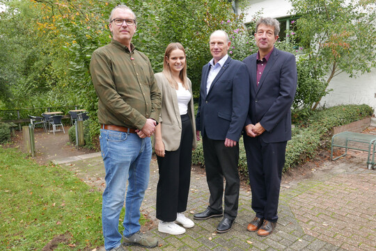 Doppelter Wechsel beim GWV NRW: Christoph Johanngieseker aus Rietberg (l.) bernahm das Amt des Vorsitzenden von Burkhard Brinkschulte aus Senden (r.); und Heinrich Bumann von der Landwirtschaftskammer NRW (2.v.r) bergibt die Aufgabe der Geschftsfhrung an Charlotte Bhner, ebenfalls Landwirtschaftskammer NRW.