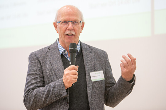 „Für die Tierhalterinnen und Tierhalter liegt das Augenmerk bei digitalen Anwendungen klar auf einer weiteren Verbesserung des Tierwohls“, sagte Kammerpräsident Gerhard Schwetje zum Auftakt der 14. Beraterhochschultagung der Landwirtschaftskammer Niedersachsen am 21.10.2024 in der Hochschule Osnabrück.