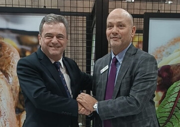 ABPA-Prsident Ricardo Santin (Brasilien) und USAPEEC-Prsident Greg Tyler (USA) gemeinsam bei der Vertragsunterzeichnung in Paris.