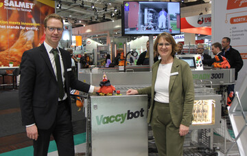 Christian Groe Brinkhaus und Dr. Anke Frster von der Firma AAT stellten auf der EuroTier 2024 den preisgekrnten Impfroboter Vaccybot vor.