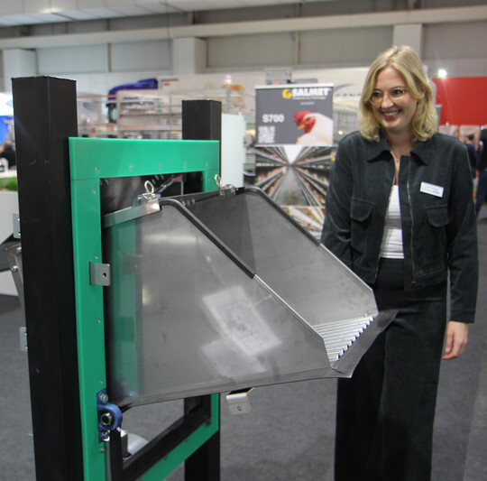 Lena Fienhage präsentiert den „Easy Exit“ am Stand der Fienhage Poultry-Solutions GmbH.