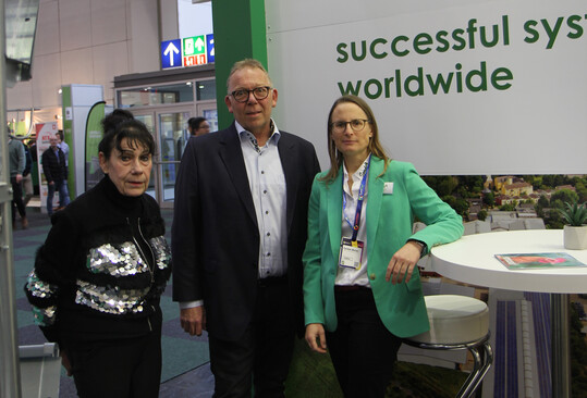 Paula Ten Elsen (Senior-Chefin und Witwe des Firmengrnders), Thomas Peters (Geschftsfhrer) und Caroline Motzer (Juristin) prsentierten am Stand der Firma Specht modernste Anlagen fr die Geflgelhaltung.