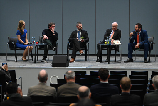 EuroTier 2024 in Hannover: Podiumsdiskussion auf der International Poultry Conference. V.l.n.r.: Moderation Ilka Groenewold, Dr. Malte Rubach, Nutritional Scientist & Author, Brian Earnest, CoBank, Lead Protein Industry Analyst, Leopold Graf von Drechsel, Prsident EPC, Nicol Cinotti, IPC Secretary General.