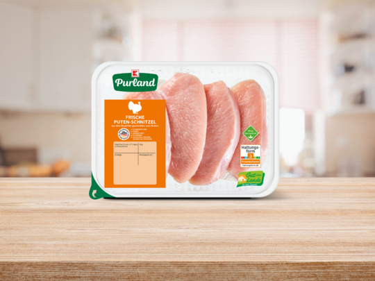 Als erstes Handelsunternehmen stellt der Lebensmittelhndler sein deutschlandweites Sortiment an Putenfleisch auf die Haltungsform-Stufe 3 um.