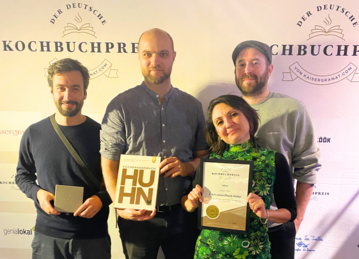 Im Bild (v. l.): Vincent Fricke (Autor), Ingmar Jaschok-Hops (Autor), Vivi DAngelo (Fotografin) und Josh Flatow (Foodstylist).