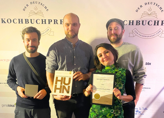 Im Bild (v. l.): Vincent Fricke (Autor), Ingmar Jaschok-Hops (Autor), Vivi DAngelo (Fotografin) und Josh Flatow (Foodstylist).