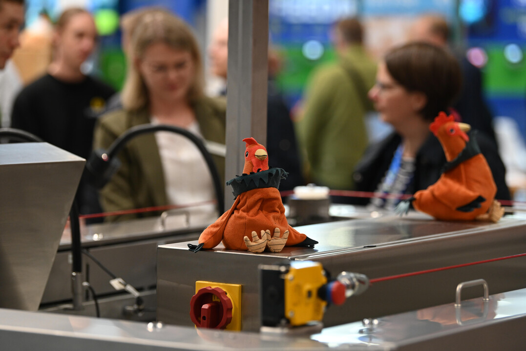 Die Firma AAT war gleich mit mehreren Innovationen auf der EuroTier 2024 in Hannover vertreten. Hier im Bild der Vaccybot.