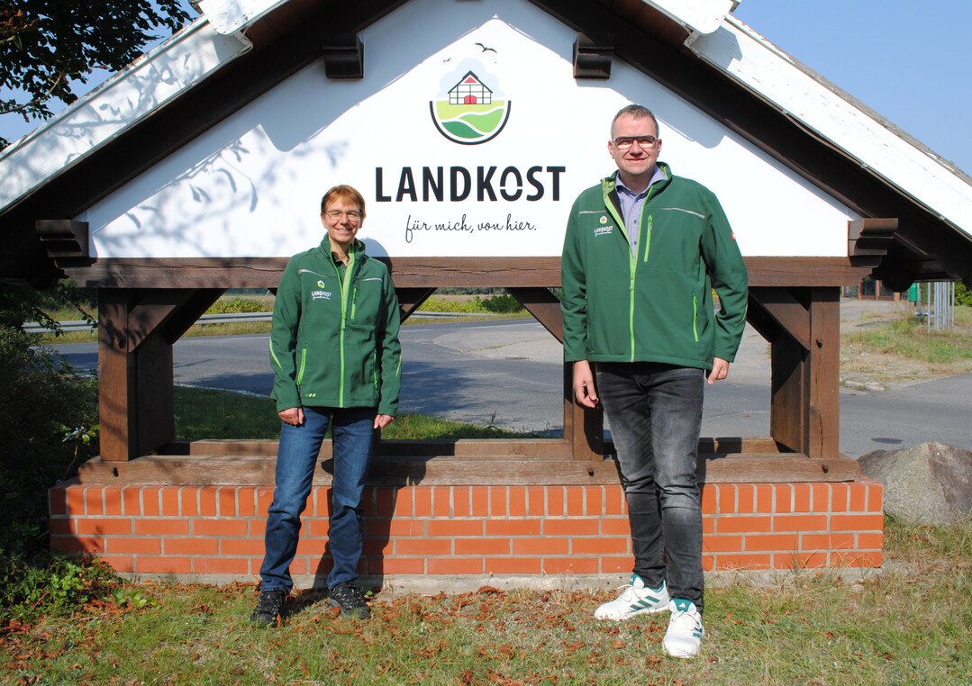Dr. Anke Redantz, die verantwortliche Ausbilderin in Bestensee, und Nico Wolff, Geschäftsführer der Spreenhagener Vermehrungsbetrieb für Legehennen GmbH, engagieren sich aktiv für die Ausbildung der Tierwirte, Fachrichtung Geflügelhaltung, in Brandenburg.