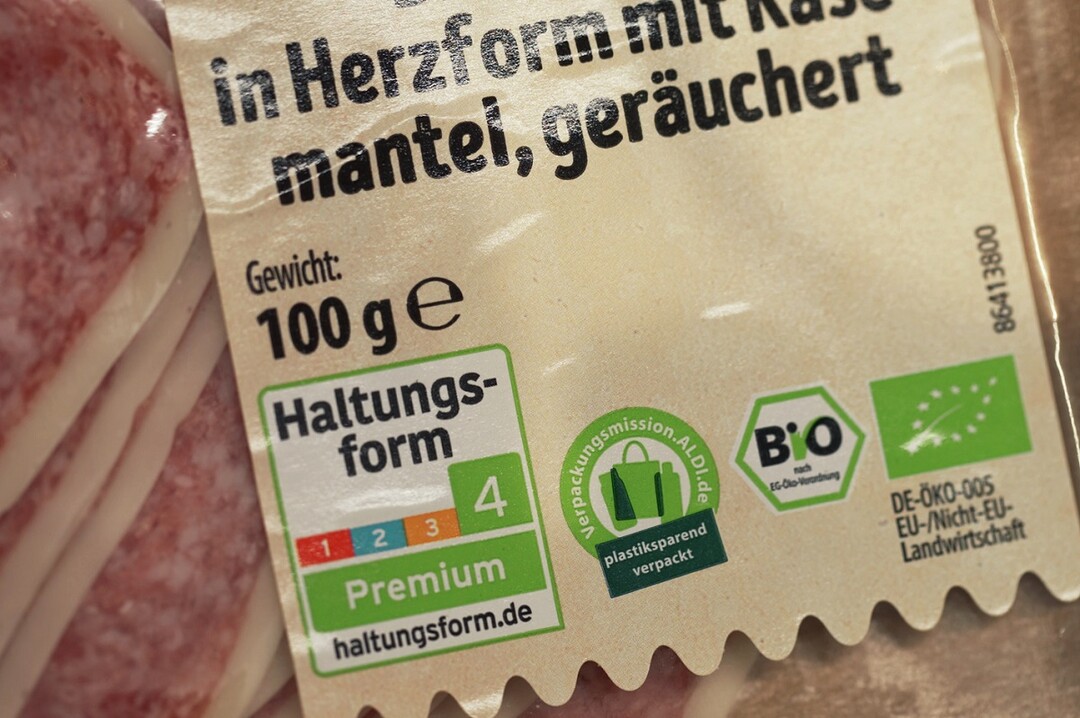 Bis 2030 werden die Discounter auch gekühlte Fleisch- und Wurstwaren1 in Deutschland vollständig auf die beiden höchsten Haltungsformen 3 und 4 umstellen.